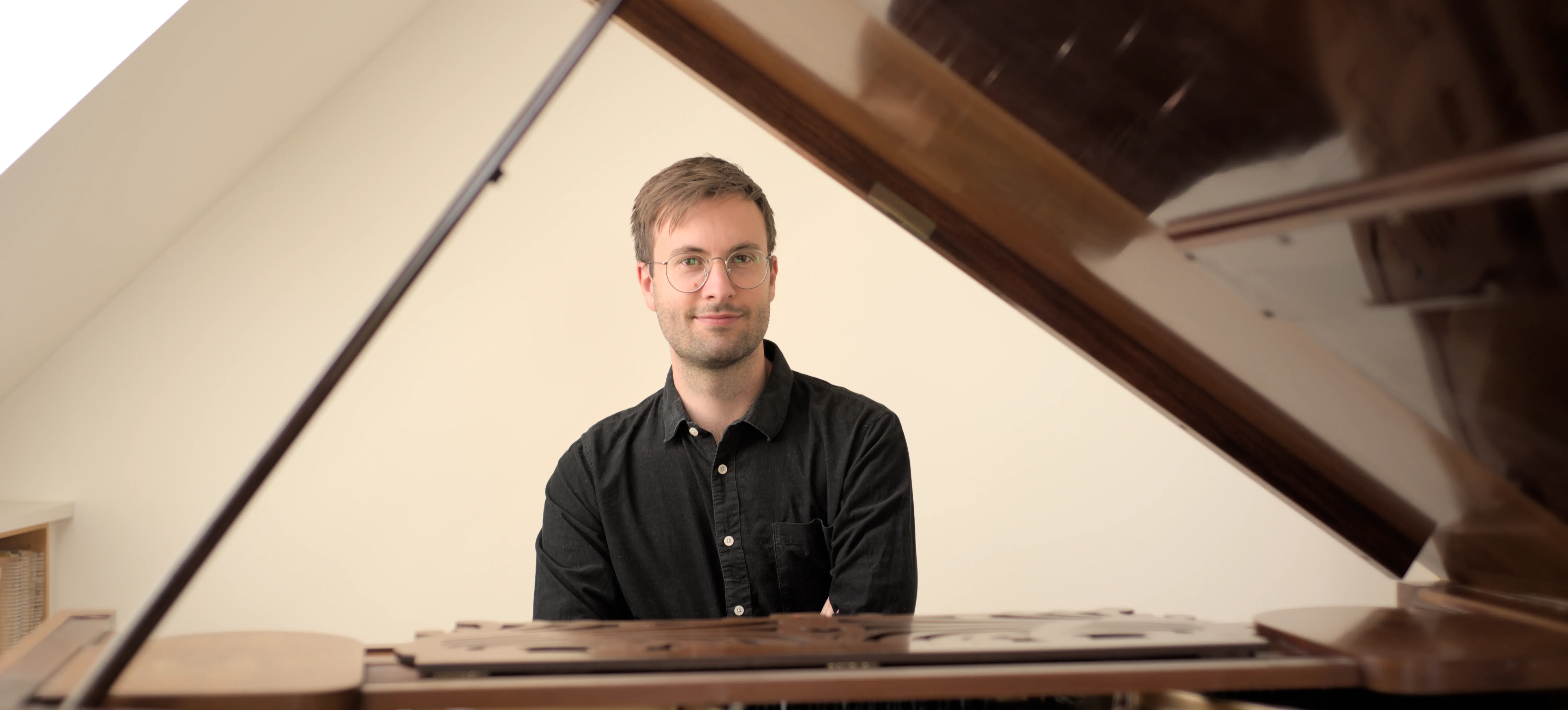 Emil Kampp, certificeret sangunderviser og vocal coach sidder ved klaveret